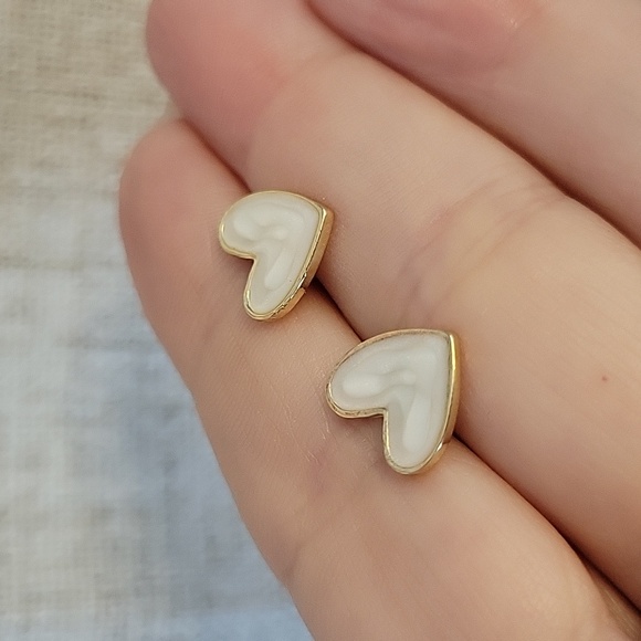 CREAM ENAMEL SWIRL HEART STUD EARRINGS - Picture 4 of 5